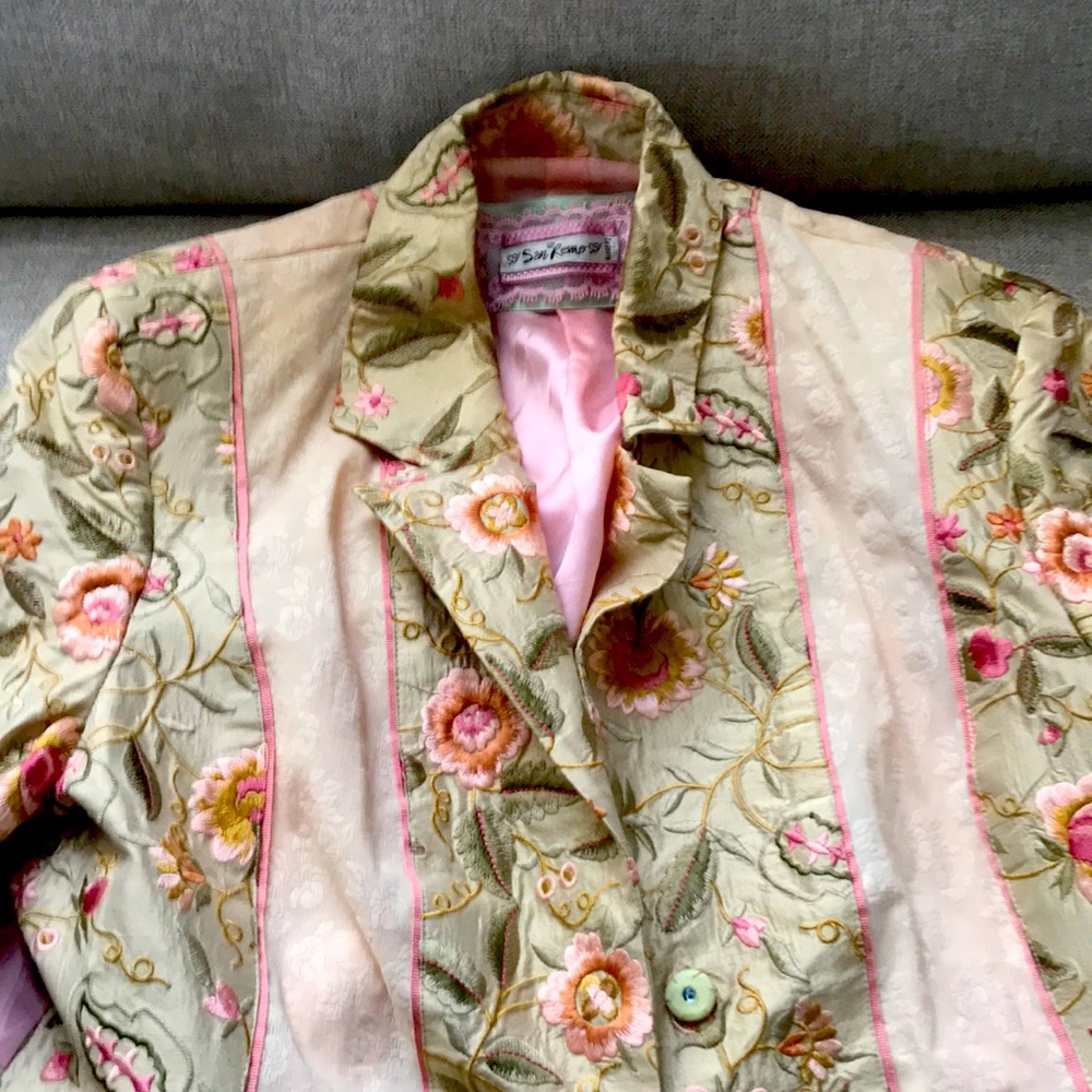 Beautiful silk blazer with flower embroidery